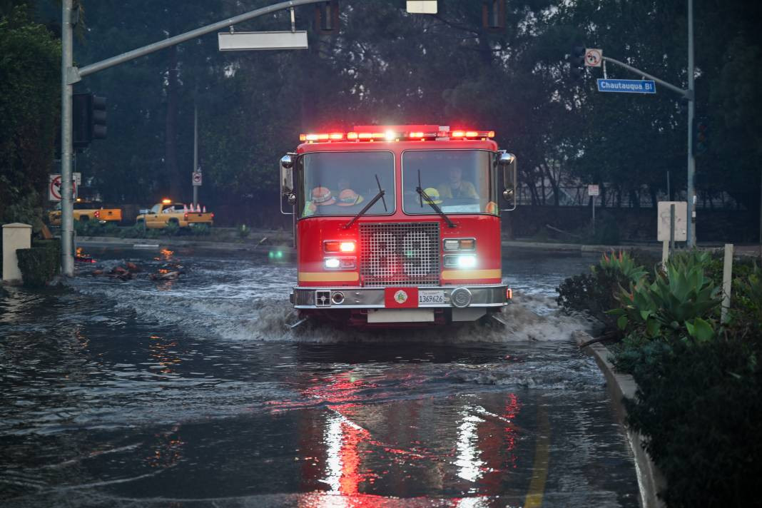 ABD cehennemi yaşıyor! Yangın felaketinde 5 ölü, 100 bin kişiye tahliye emri - Resim: 52